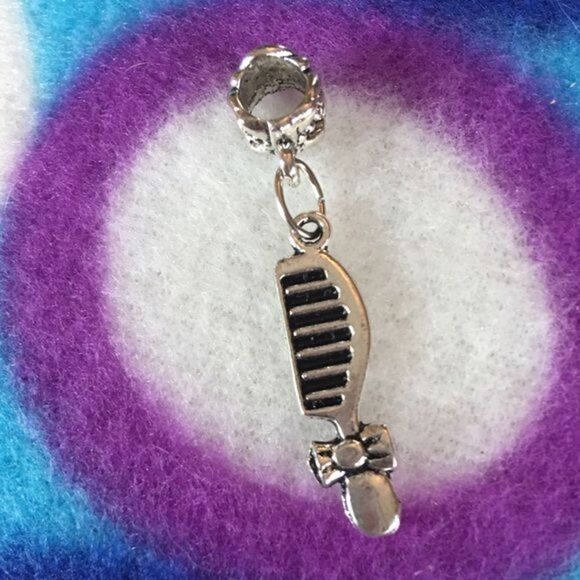 Hairstylist Charm  - Picture 3 of 3